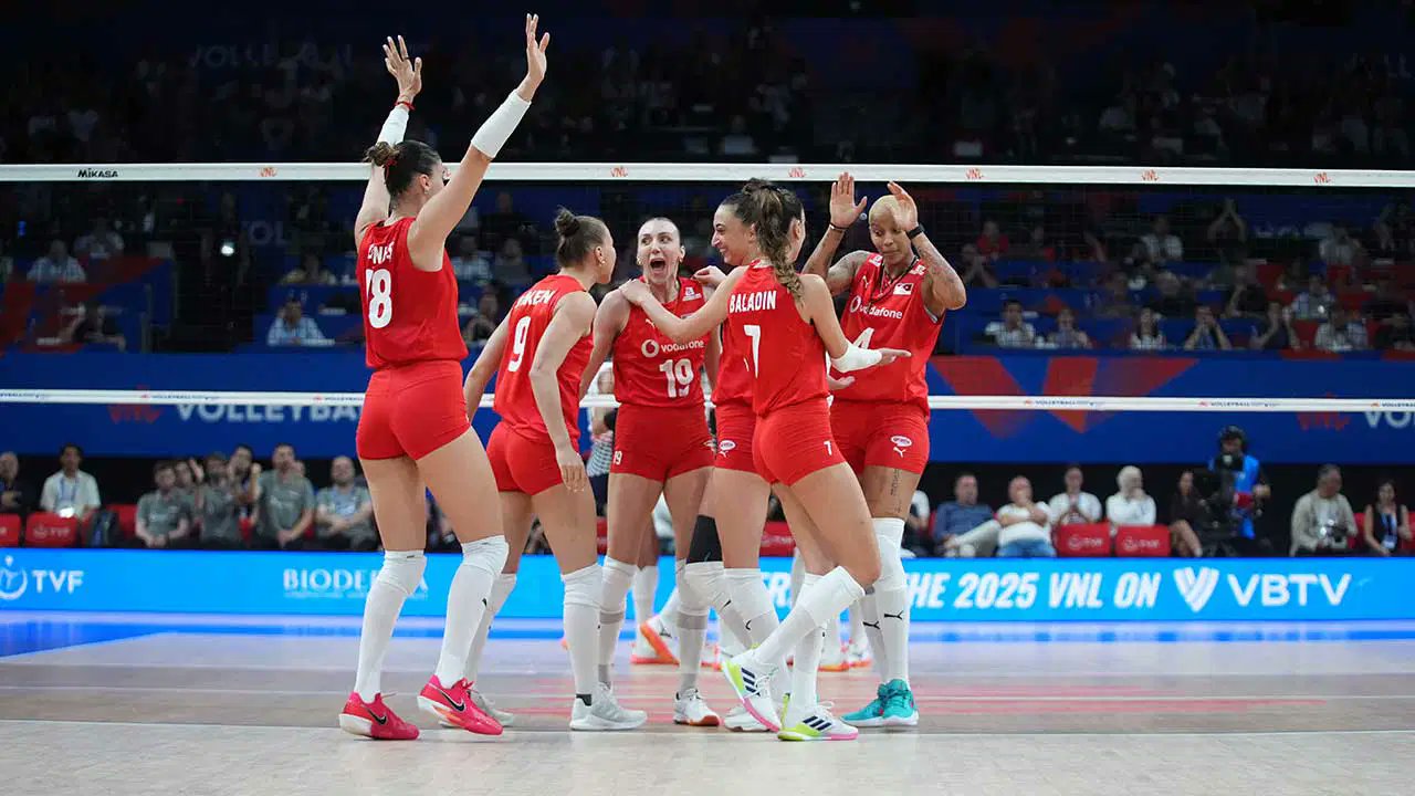 Dominik’e Geçit Yok! Filenin Sultanları Set Vermeden Zirvede