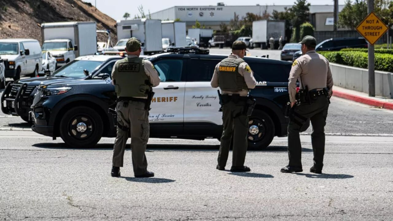 Los Angeles’ta Dehşet Sabahı: Araç Kalabalığa Daldı, En Az 20 Yaralı – Polis Merkezindeki Patlamada 3 Dedektif Hayatını Kaybetti